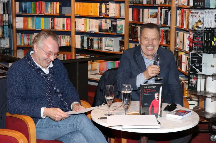 Aufgezeichnet wurde das Buch von Claudio Honsal, Autor von mehreren Bestsellern. Honsal verbrachte 120 Stunden reine Gesprächszeit mit Erik Schinegger. Das Vorwort stammt übrigens von der Skilegende Karl Schranz.