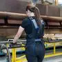 Eine Frau mit einem speziellen Anzug, der bei der korrekten Haltung hilft | Bei Leeb können Mitarbeiter ein Exoskelett anziehen