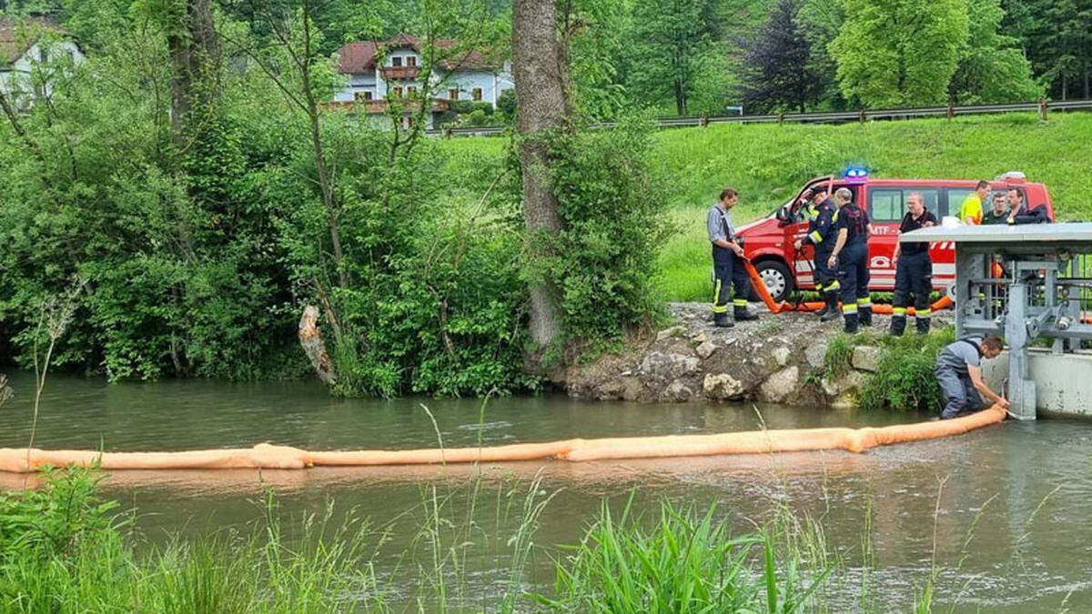 Durch zwei Ölsperren wurde das Öl wieder aus dem Veitschbach entfernt