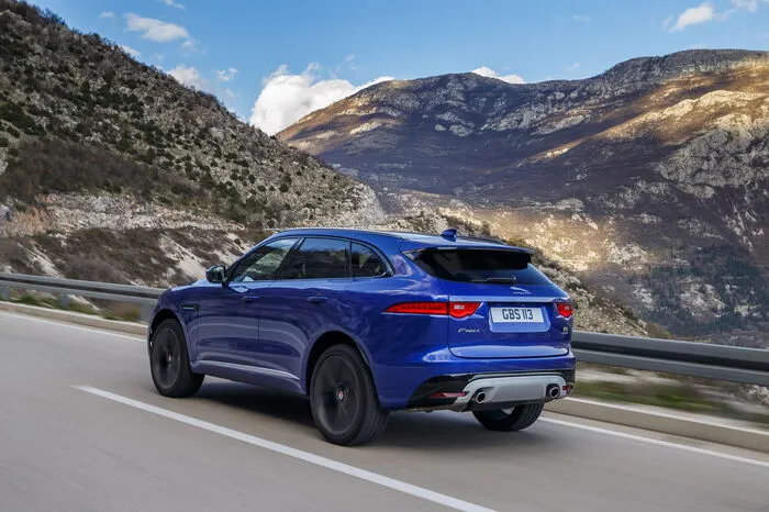 Dank der modularen Plattform übernimmt der 4731 Millimeter lange F-Pace weder den Radstand noch die Spurweiten eines anderen aktuellen Jaguar Modells. Der lange Radstand von 2874 Millimetern bildet das Fundament für einen Innenraum, der fünf Erwachsenen bequem Platz bietet. Auch das Kofferraumvolumen fällt mit 650 Litern generös aus.