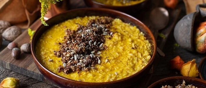 Unser herbstlicher Kürbis Porridge mit Omega 3 Granola steckt voller Energie und Superfoods