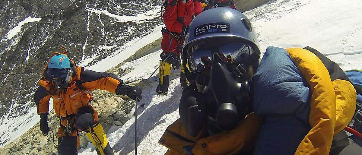 Bergsteiger am Rückweg vom Gipfel des Mount Everest