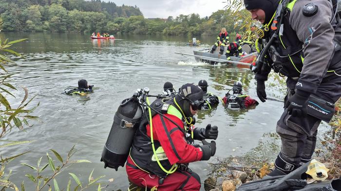 Am Waldschacher Teich kamen Taucher und Boote zum Einsatz