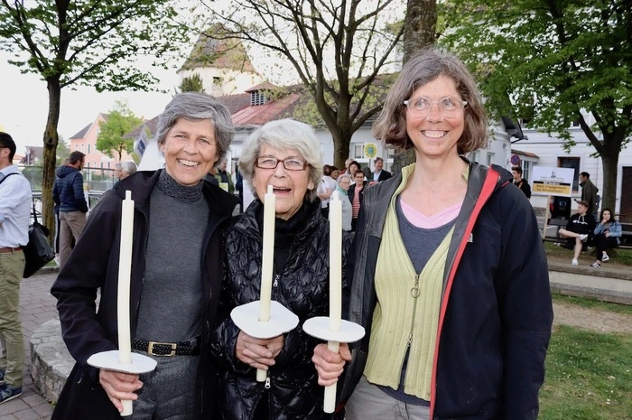 Ausgestattet mit Transparenten, Trommeln, Ratschen, Klingeln und Pfeifen zogen die Teilnehmerinnen und Teilnehmer vom Rochusplatz zur Abschlusskundgebung am Kirchplatz.