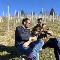 Schauer und Kollegger beim Verkosten im Weingarten