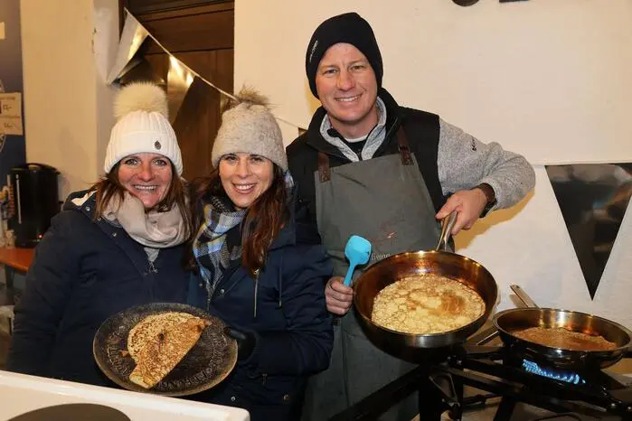 Kleine Stärkungen wie regionale Schmankerl und herzhafte Snacks sorgen dafür, dass du die winterliche Atmosphäre in vollen Zügen genießen kannst.