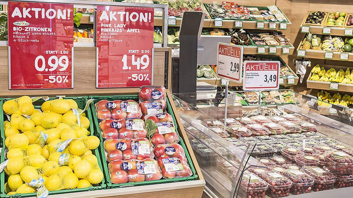 Die Menschen achten beim Supermarkt-Einkauf besonders auf den Preis
