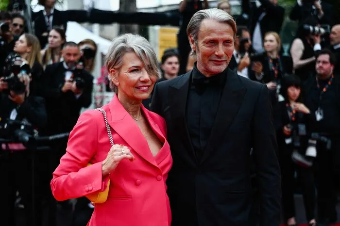 Der dänische Schauspieler Mads Mikkelsen mit seiner Frau Hanne Jacobsen sind ebenfalls gekommen.