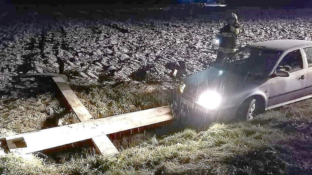 Um den Pkw bei der Bergung nicht zu beschädigen, wusste sich die Feuerwehr Untergroßau zu helfen