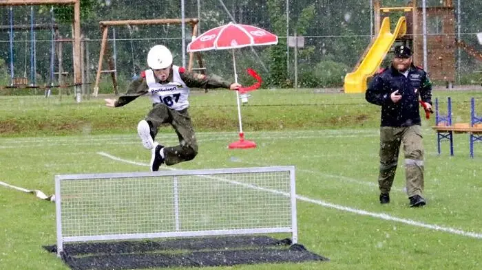 „Wasser marsch!“ hieß es Samstag den ganzen Tag über in Guttaring! Der örtliche Sportplatz war am Wochenende Austragungsort der Bezirksmeisterschaft der Feuerwehrjugend des Bezirkes St. Veit.