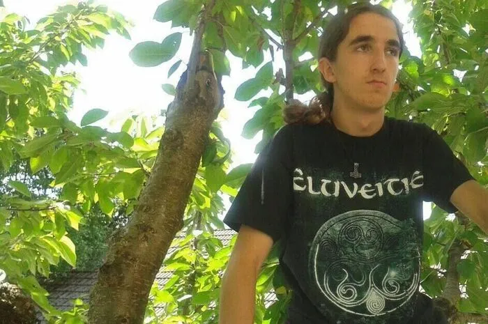 Alexander (24), Welzenegg: Ich arbeite im Altenheim als Altenpfleger, daher hat das Handy für mich keine zwingende Rolle. Außerdem bin ich noch Mitglied einer selbstgegründeten Band, wo wir uns des öfter treffen. Es gibt Momente, in denen ich sogar vergesse, dass ich ein Handy besitze. Social Media hat für mich keinen Wert, weil alles fake ist. Für mich persönlich war Social Media früher ein Trend , wenn du ein Smartphone hast mit all den Apps, gehörst du dazu.