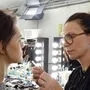 Backstage werden die Models auf die Show vorbereitet
