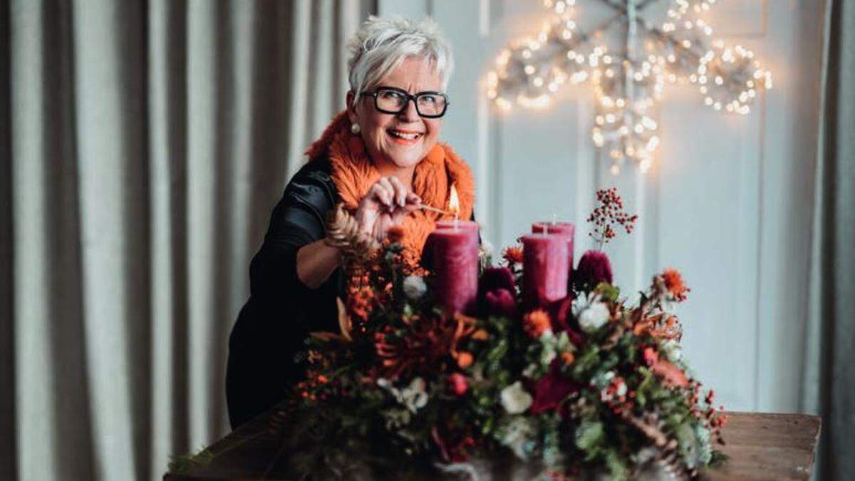 Renate Gumpl setzt bei ihren Adventkränzen auf Handarbeit und Leidenschaft 