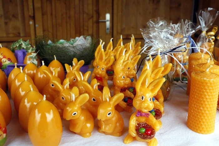 original steirische Handwerkskunst wie Osterschmuck, Kerzen...