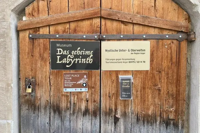 Im ehemaligen Verwaltungsgebäude der Waxenegg-Besitzer, dem "Steinpeißhaus" neben der Angerer Kirche, befindet sich mittlerweile ein kleines Museum.