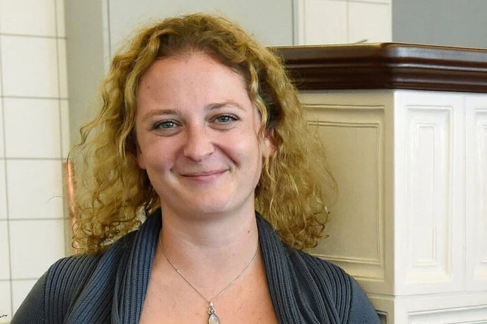 Eva Dermutz (32) hat im elterlichen Betrieb in Villach Hafnerin gelernt und auch die Berufsreifeprüfung abgelegt. „Ich war sechs Jahre dort, dann wollte ich weg aus Villach“, sagt sie. Sie hat dann in Island und Wien gelebt. „Aber 2014 ist mein Vater gestorben.“ Eva Dermutz kehrte zurück und übernahm den Betrieb. Sie schaffte die individuelle Befähigungsprüfung für Fliesenleger. „Mein Vater hatte beide Meisterprüfungen und war stolz darauf“, erinnert sie sich. Stolz wäre er auch auf seine Tochter, die jetzt als Hafnerin die Meisterprüfung hat und in der Männerdomäne einheizt.