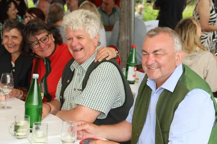 Den vielen Besucherinnen und Besuchern wurden neben den bekannten Weinsorten die unterschiedlichsten regionalen Speisen angeboten