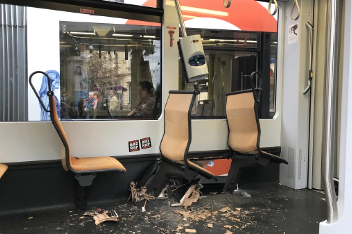 Laut ersten Informationen wurden zehn Insassen leicht verletzt.