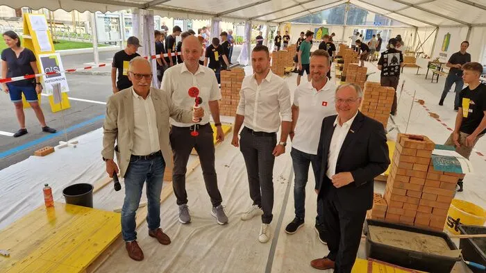Walther Wessiak (l.) gibt das Startzeichen für den Bundeswettbewerb