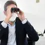 SPÖ-Fraktionsführer Jan Krainer mit Fernglas