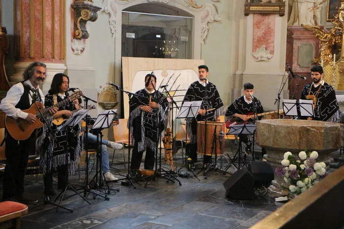 Das „Juan Carlos Sungurlian Ensemble“ begleitete den Gottesdienst musikalisch mit lateinamerikanischen Rhythmen und Teilen aus der „Misa criolla“.