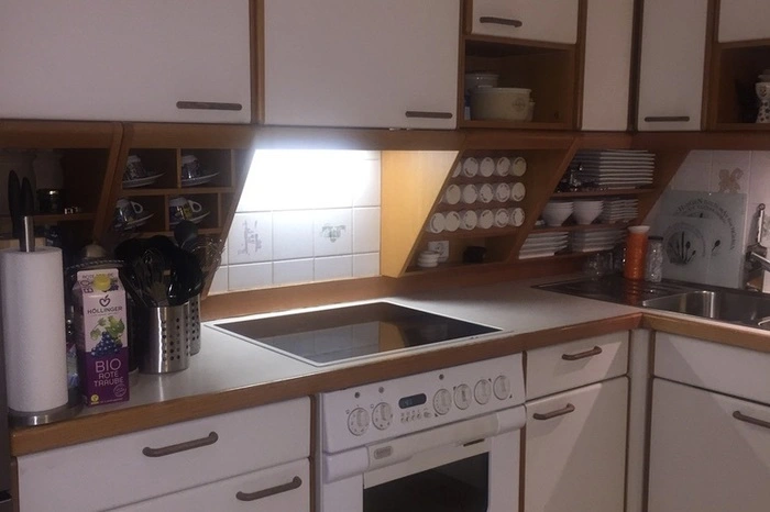 Bis vor dem Umbau vor fünf Jahren lagen die Küche, ein WC sowie das Wohnzimmer in der unteren Etage der Maisonette. In der oberen Etage waren das Schlaf-, Kinder- sowie Badezimmer untergebracht. Im Bild: die alte Küche