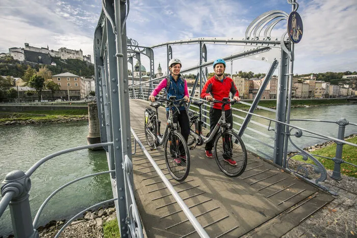 Salzburg mit dem Fahrrad zu erkunden ist angesichts des gut ausgebauten Radwegenetzes (180 Kilometer und 13 Routen in der Innenstadt) ein wahrliches Vergnügen.