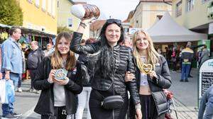 Beim Einkaufen gesichtet: Charlotte Grosinger, Julia und Lucia Gruber aus Villach (von links)