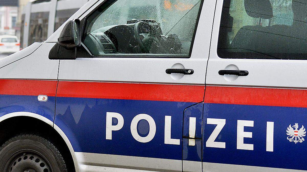 Polizisten und Polizeiauto wurden attackiert