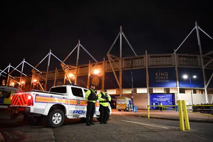 Leicesters Feuerwehrchef Andrew Brodie sprach zwar von einem "ernsten und tragischen" Unfall, machte aber unter Hinweis auf Familien, Freunde und Vereins-Fans keine Angaben zu Zahl oder Namen der Opfer.