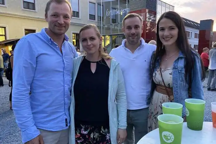 Gespielt wurde live auf der Open-Air-Bühne vor dem Haus der Musik in Gleisdorf bei freiem Eintritt.