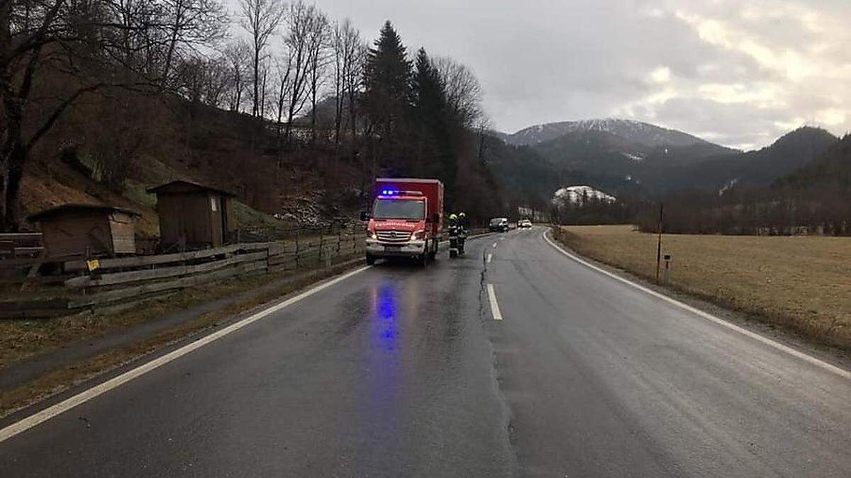 Die glatte Fahrbahn dürfte dem Pkw-Lenker zum Verhängnis geworden sein