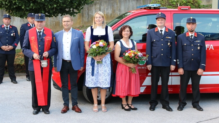 Am Samstagabend wurde in St. Georgen das neue Mannschaftstransportfahrzeug der FF St. Georgen offiziell seiner Bestimmung übergeben. Feuerwehrkurat Anselm Kassin nahm die Fahrzeugweihe durch. Neben zahlreichen Ehrengästen aus Politik und Wirtschaft konnte Kommandant Rainer Mayer die beiden Fahrzeugpatinnen Ingeborg Weinberger und Anna Thonhauser beim Festakt begrüßen.