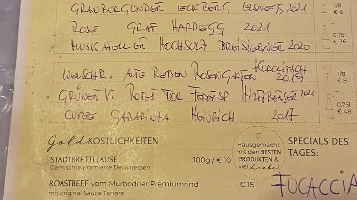Was es gibt, erfährt man persönlich: Die Karte wird immer wieder neu handgeschrieben ...