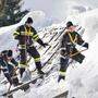 Feuerwehrleute beim Abschaufeln eines Daches in Mariazell
