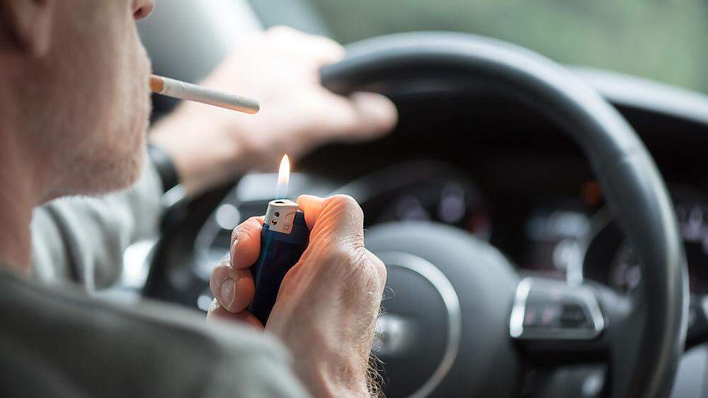 Rauchen im Auto gehört zu den Tabus