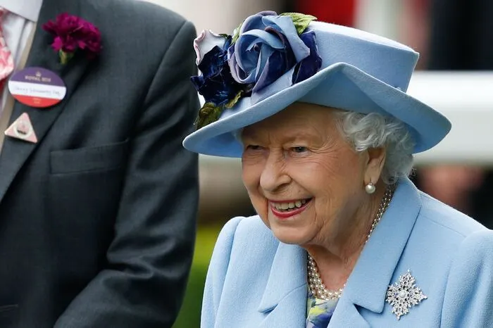 Elizabeth II trug bei ihrem ersten Auftritt in Ascot Blau.