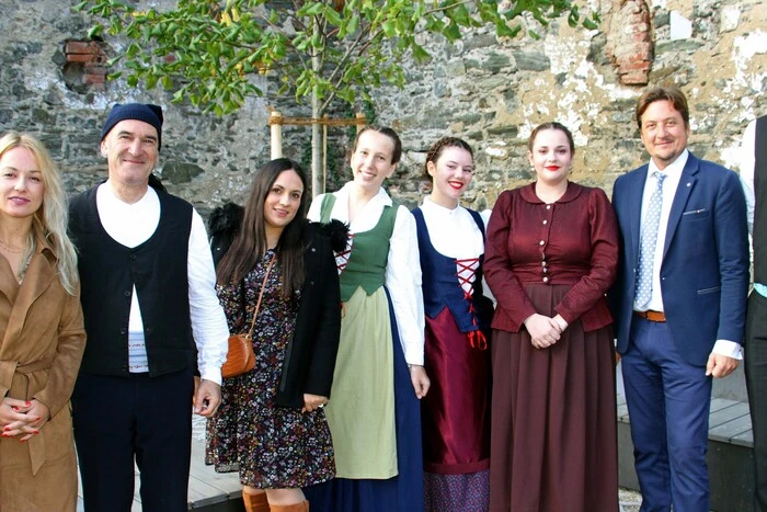 Die Delegeation der Partnerstadt Jelsa aus Kroatien war nicht nur kulinarisch, sondern auch folkloristich bestens unterwegs. Mit dabei auch Tourismusdirektorin Marija Marjan. (links im Bild)