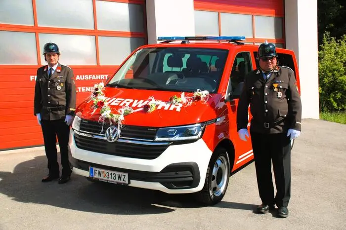 Im Rahmen der Feier wurde das neue Mannschaftstransportfahrzeug übergeben und gesegnet. Die Kosten des 150 PS starken Einsatzfahrzeuges belaufen sich auf rund 68.000 Euro.
