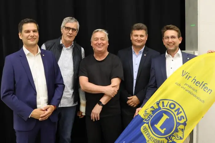 Voll zerkugelt hatten sich an diesem vergnüglichen Abend der Spitzenklasse unter anderem Lions International-Direktor Walter Zemrosser, „Hausherr“ Bürgermeister Martin Kulmer mit Amtskollegin Andrea Feichtinger-Sacherer, Bezirkshauptfrau Claudia Egger, Rechtsanwalt Michael Huber, Raiffeisen Mittelkärnten-Vorstand Roland Krall, Steuerberaterin Ines Russling, Architekt Helmut Rainer-Marinello, die Mediziner Herbert Köck, Esther Ensat und Sabine Wolkenstein, Richter Oliver Kriz sowie ORF-Chefredakteur Bernhard Bieche.