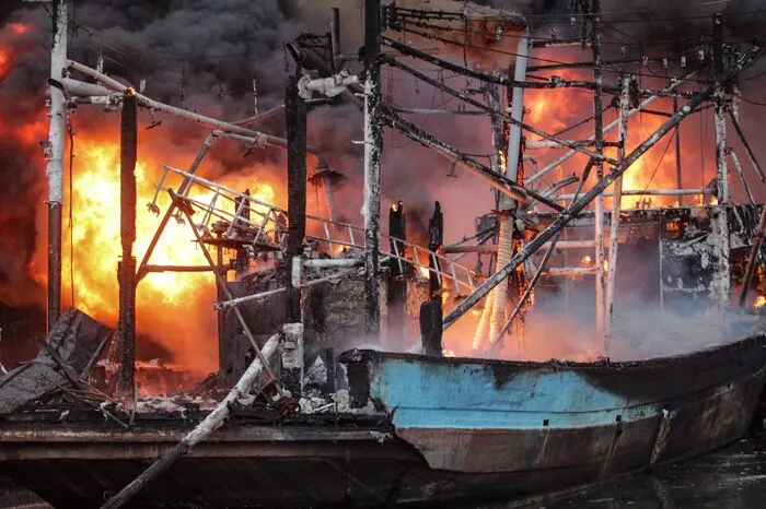 Schweißarbeiten verursachten ein Feuer, das sich rasend schnell auf 30 Boote ausbreitete.