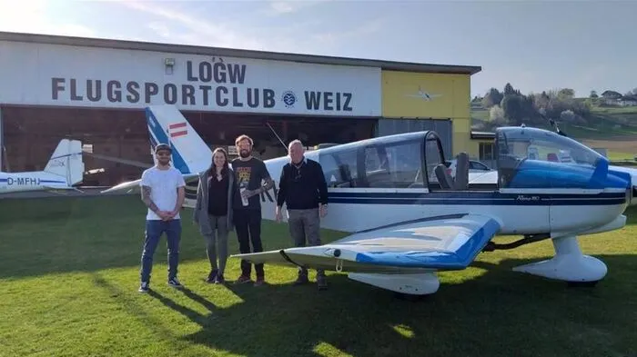 Ahnungslos stieg Bettina Schrank in das Flugzeug; ihr Partner Mario Lieb hatte gemeinsam mit Freund Alexander Bertsch (li.) den Flug organisiert. Pilot Erwin Pucher (re.) steuerte das Flugzeug.