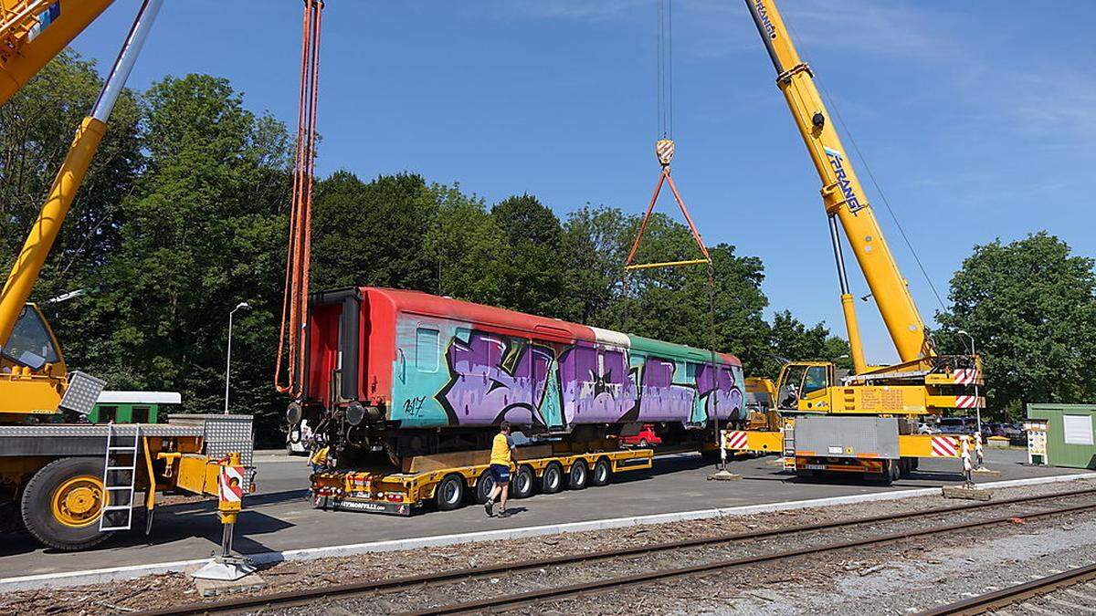 Mit zwei 100-Tonnen-Kränen wurden die zwei Eisenbahnwaggons am Bahnhof Preding verladen