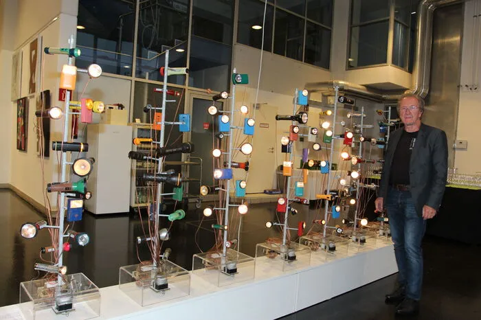 Werner Schimpl mit seiner Taschenlampeninstallation.