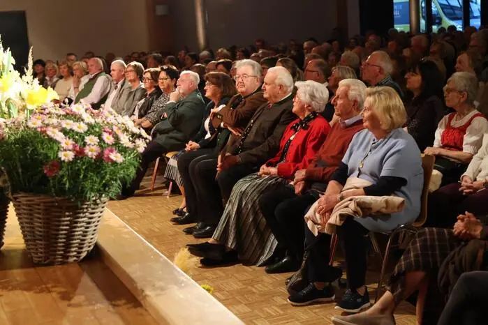 Nicht mit Applaus sparten nach über zwei Stunden „Hausherr“ Bürgermeister Walter Zemrosser mit seinen Amtskollegen Wolfgang Grilz (St. Georgen/Längsee) und Harald Tellian (Brückl), Ehrenbundesobmann Herbert Obmann, Medizinerin Wilhelmine Pipam, Pfarrer John Opara sowie die beiden Musiker Heli Pirker und Michael Gabernig. 