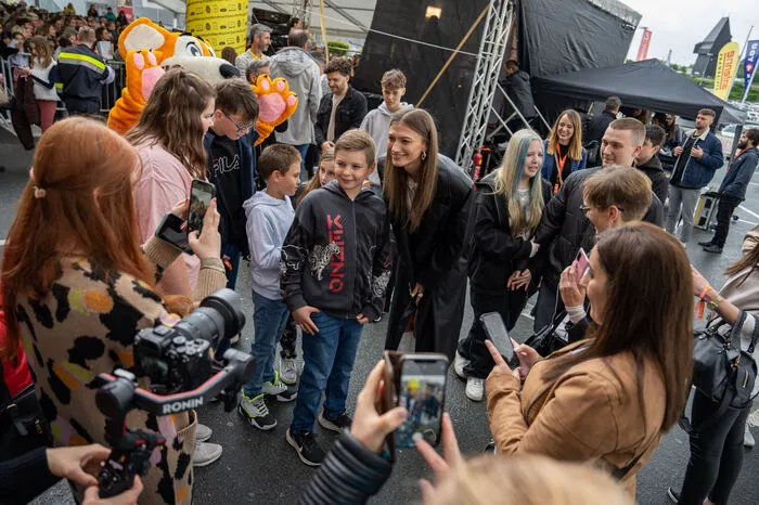 ... vor allem junge Popfans stürmten am Freitagnachmittag den 20. Geburtstag der Shoppingcity Seiersberg ...