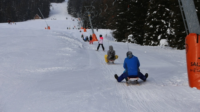 Seit der Skisaison 2020/21 gibt es beim Skilift Eberstein auf der Saualm ein ganz besonderes Angebot für Groß und Klein: das BergAufRodeln! 