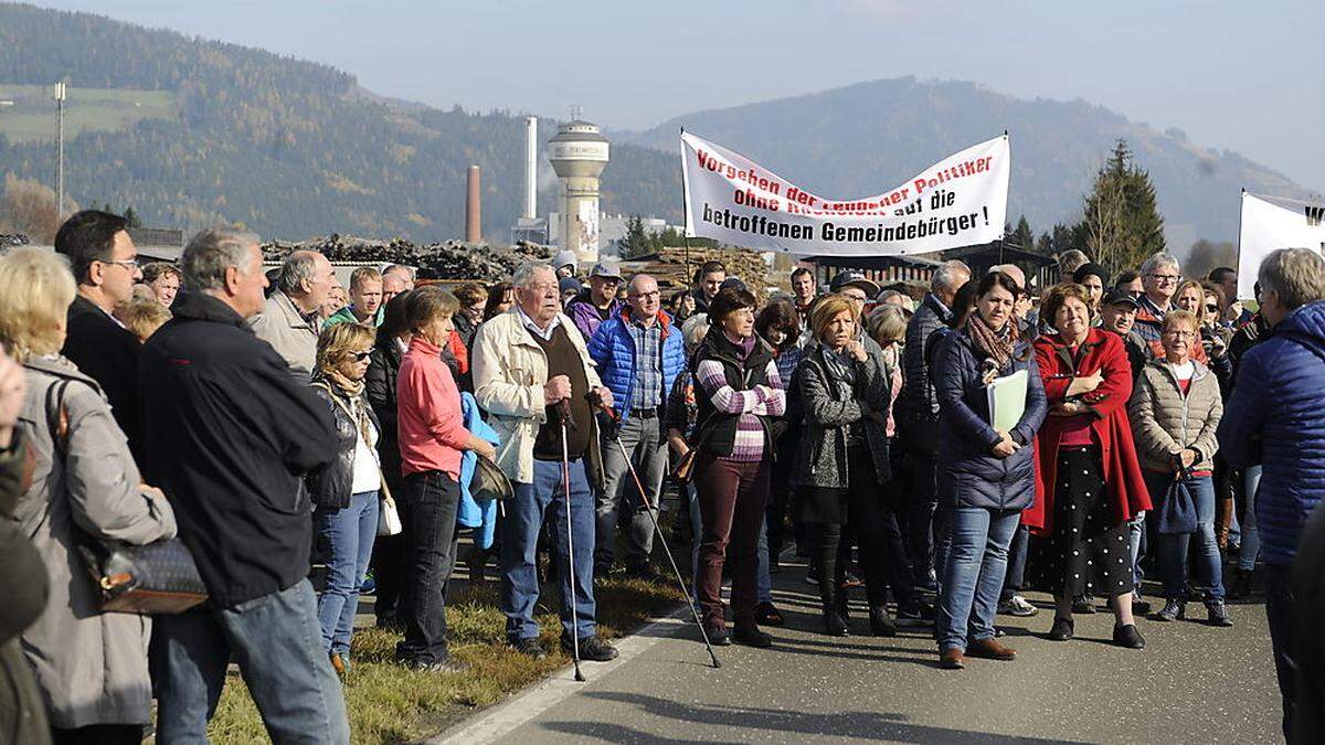 Die Bürgerinitiative gegen das Krematorium in Niklasdorf bei einer Demo Anfang November direkt am Humusweg