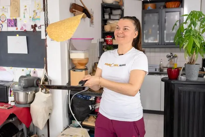 Auch Sauerteig-Palatschinken können artistisch durch die Luft befördert werden.