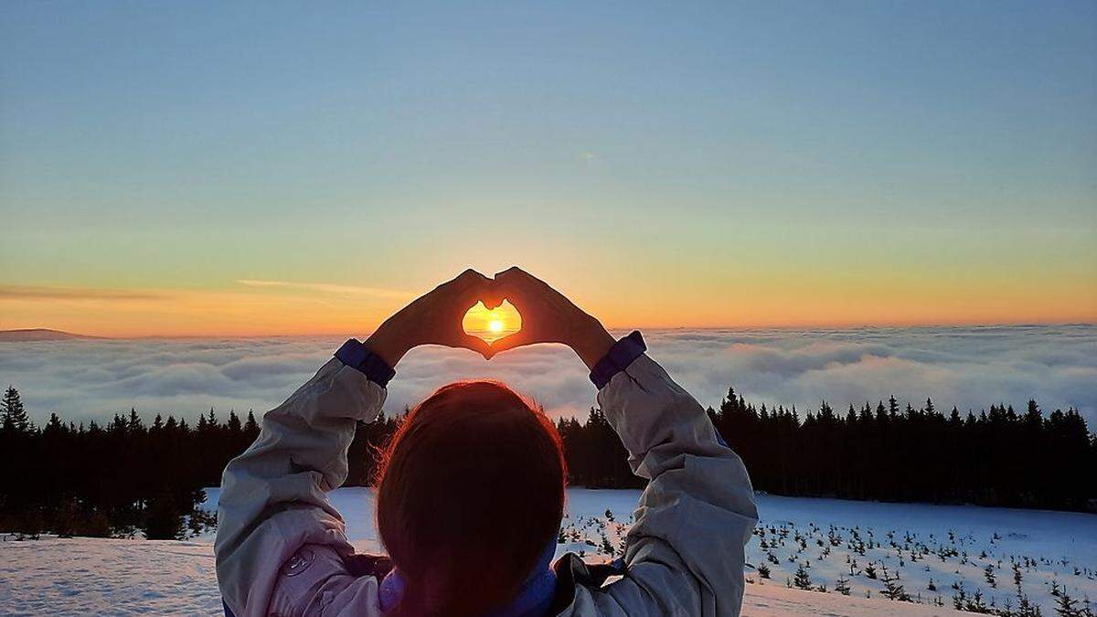 Die ersten Sonnenstrahlen bei einer Sonnenaufgangstour auf der Nase kitzeln lassen, ist für viele Wanderfreunde der Inbegriff von Glück. Seinen persönlich Glückort findet aber wohl jeder woanders. Im Bild: Der Teufelstein